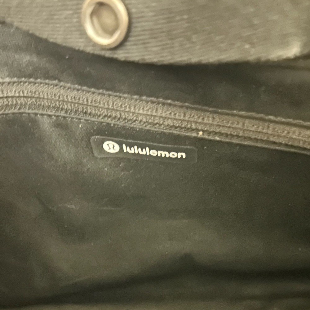 lululemon Boxy Mini Tote Bag 4.5L with Faux Shearling Trims. - Picture 5 of 5